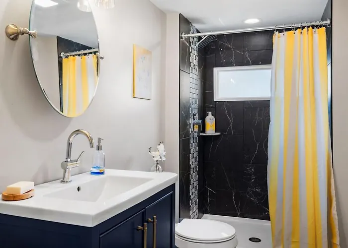 Сasa de vacaciones Chic With Large Private Yard! Hot Tub, Close To Downtown Pittsburgh