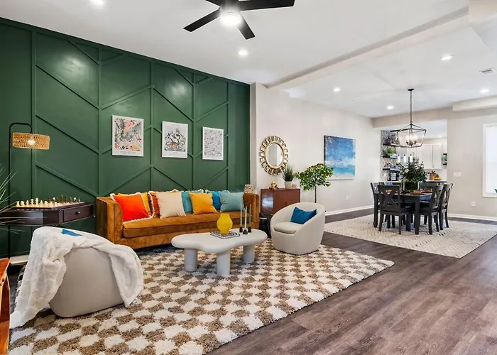Сasa de vacaciones Chic With Large Private Yard! Hot Tub, Close To Downtown *