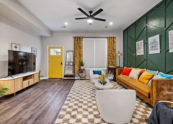 Chic With Large Private Yard! Hot Tub, Close To Downtown * Pittsburgh