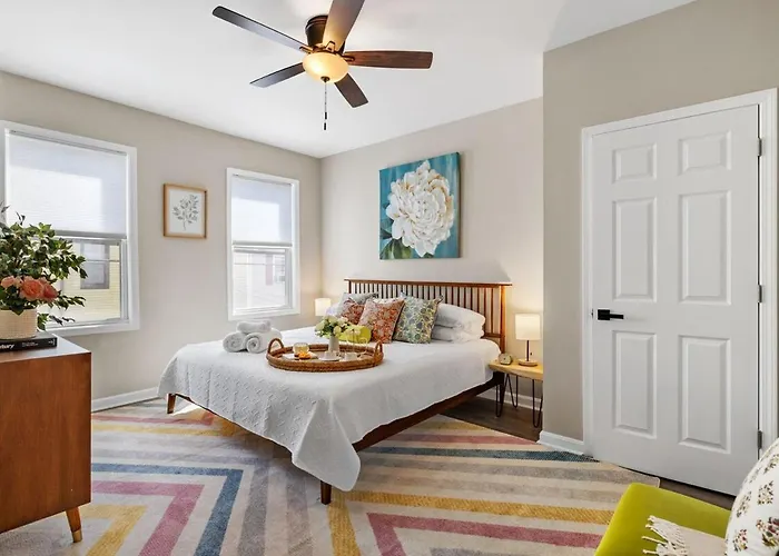 Chic With Large Private Yard! Hot Tub, Close To Downtown