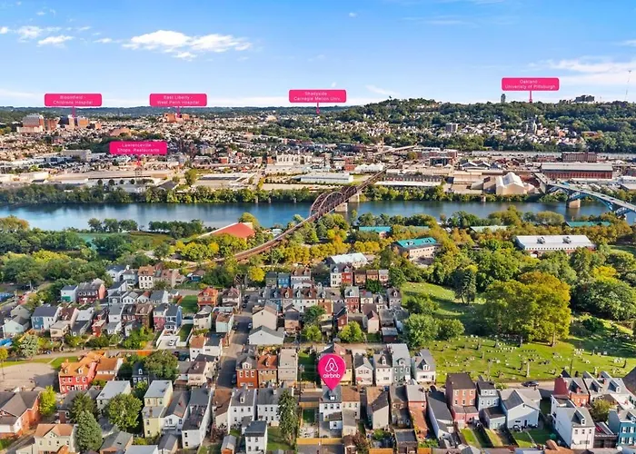 Сasa de vacaciones Chic With Large Private Yard! Hot Tub, Close To Downtown Pittsburgh