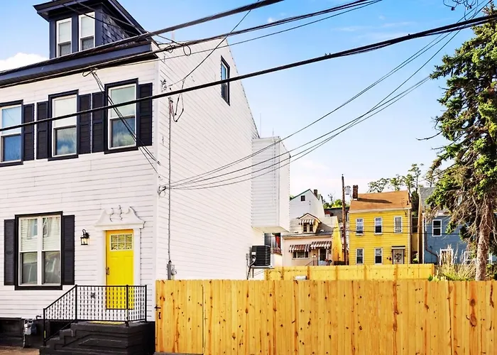 Chic With Large Private Yard! Hot Tub, Close To Downtown Сasa de vacaciones Pittsburgh