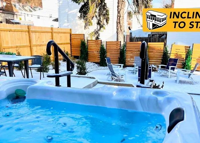 Chic With Large Private Yard! Hot Tub, Close To Downtown Сasa de vacaciones Pittsburgh
