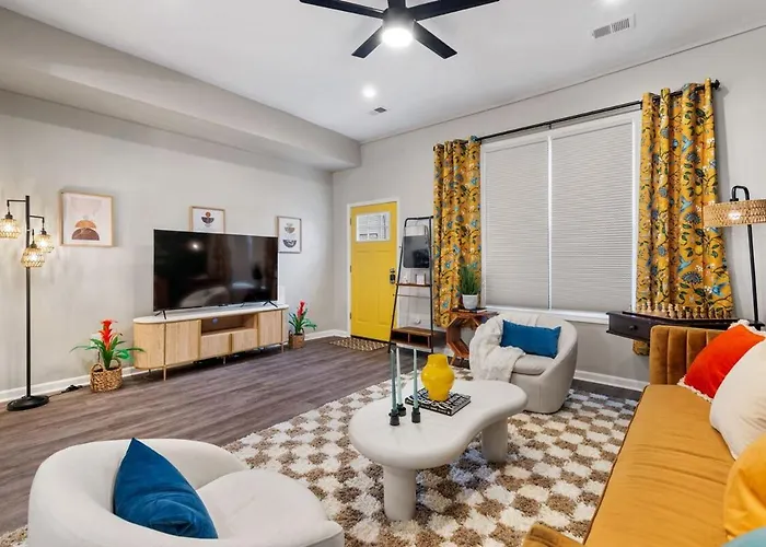 Chic With Large Private Yard! Hot Tub, Close To Downtown *