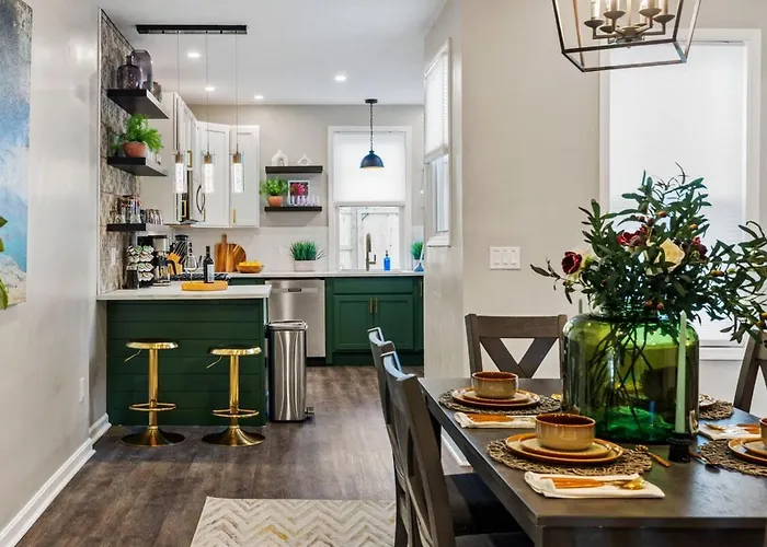 Chic With Large Private Yard! Hot Tub, Close To Downtown