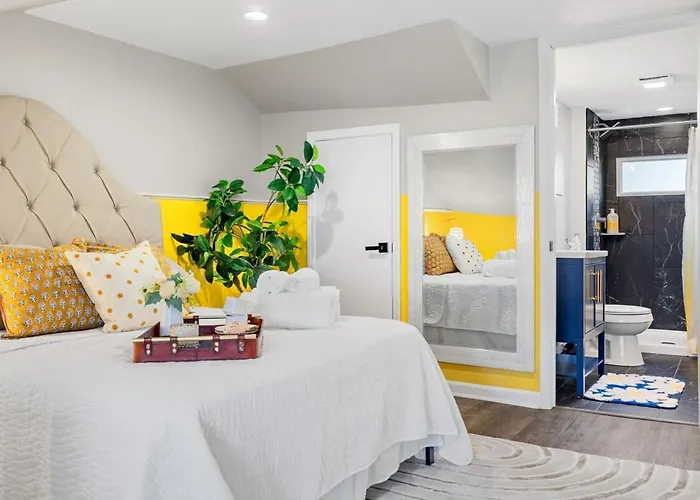 Chic With Large Private Yard! Hot Tub, Close To Downtown Сasa de vacaciones Pittsburgh